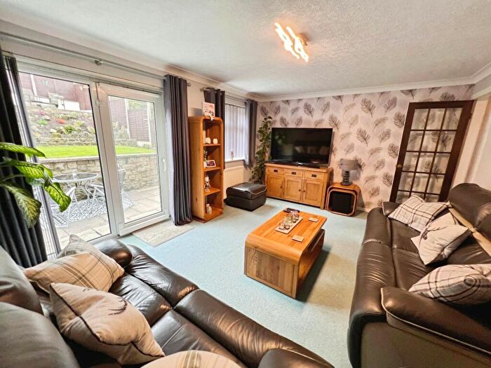 3 Bedroom Detached House For Sale In Bradford Road, Cleckheaton, West Yorkshire, BD19