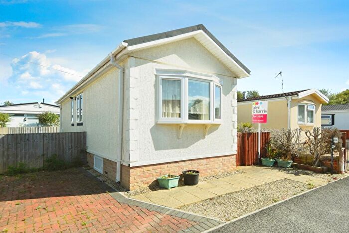 1 Bedroom Park Home For Sale In St. Johns Priory, Lechlade, GL7