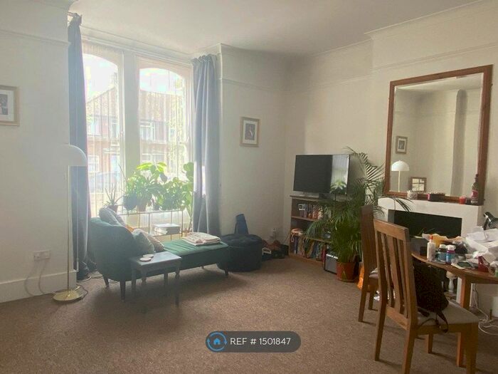 1 Bedroom Flat To Rent In Wellington Road, Wanstead, E11