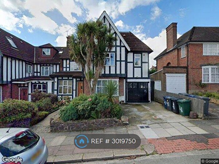 2 Bedroom Flat To Rent In North Crescent, London, N3