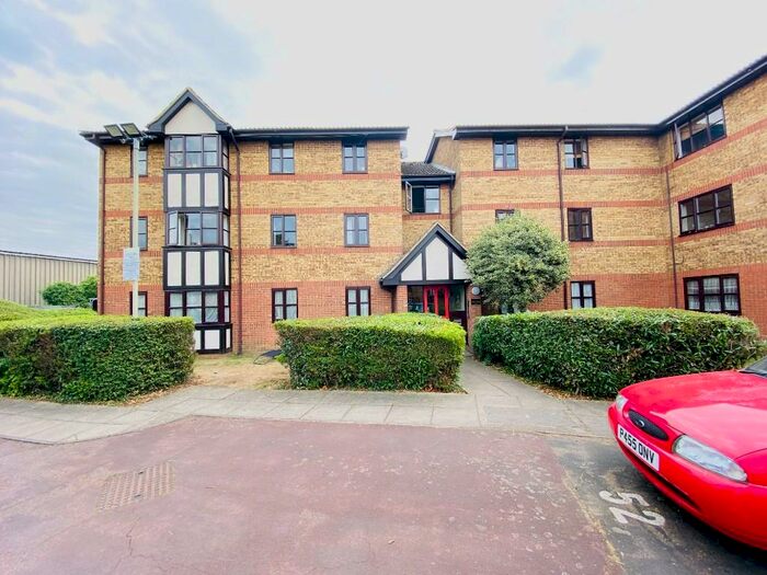 2 Bedroom Apartment To Rent In Redwood Grove, Bedford, Bedfordshire, MK42