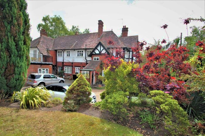 3 Bedroom Apartment To Rent In Woking, Surrey, GU22