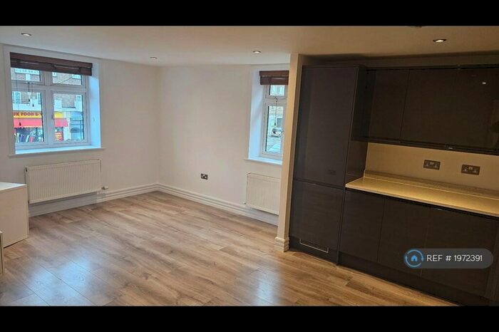 2 Bedroom Flat To Rent In Palmera House, Ruislip, HA4