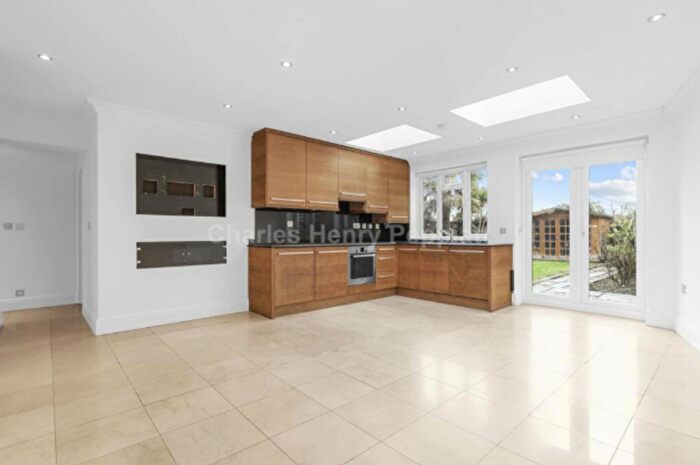 3 Bedroom Apartment To Rent In Southgate, N11