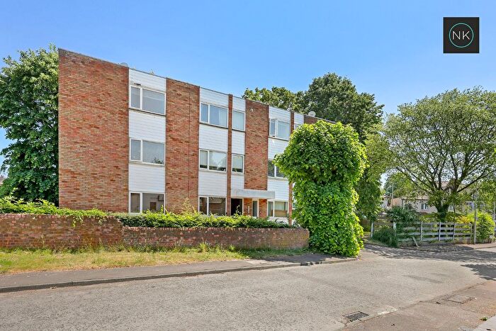 2 Bedroom Flat To Rent In Oakside Court, Deepdene Close, Snaresbrook, London, E11