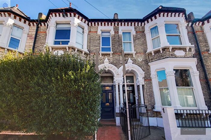 1 Bedroom Flat For Sale In Thirsk Road, Battersea, SW11
