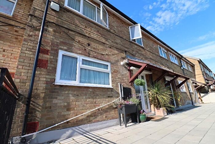 3 Bedroom Flat For Sale In Leeming Road, Borhamwood, Hertfordshire, WD6