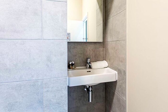 2 Bedroom Flat To Rent In Saint Charles Square, London, W10