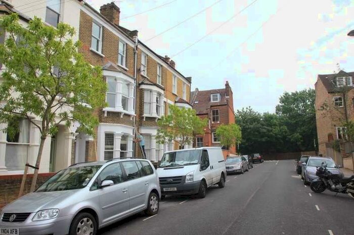 Flat To Rent In Witherington Road, Drayton Park, N5
