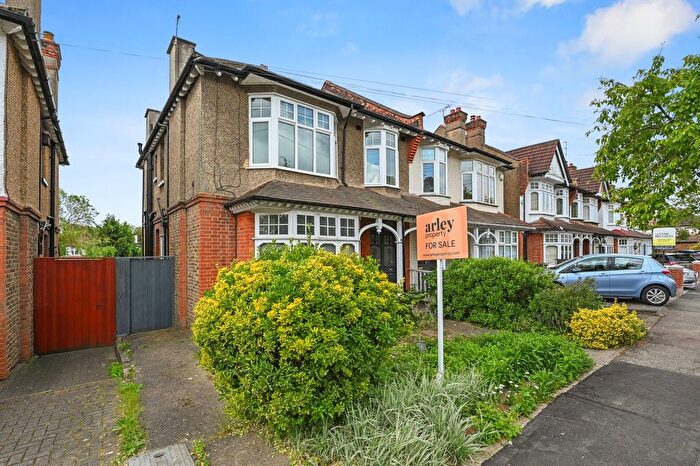 2 Bedroom Flat For Sale In Mount View Road, London, E4