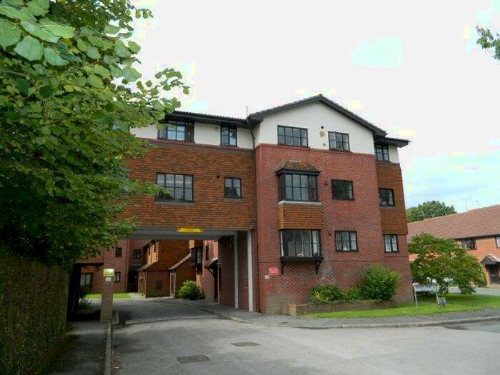 2 Bedroom Flat To Rent In Fishers Court, RH12