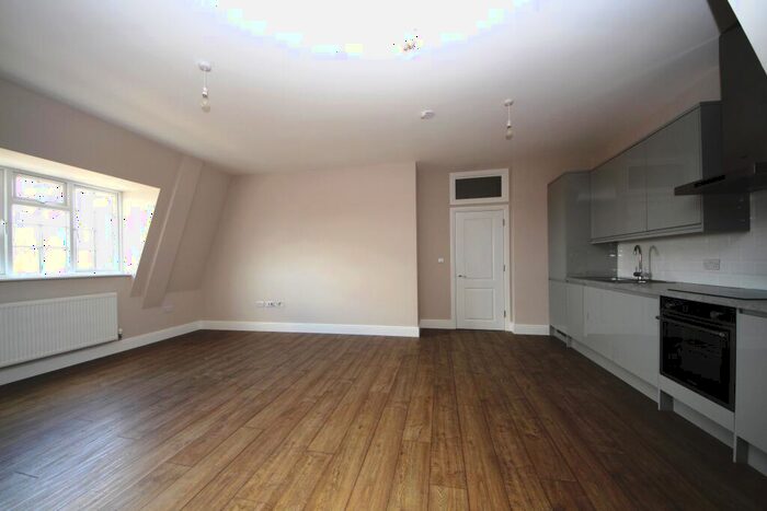 2 Bedroom Flat To Rent In Petunia Court, Malden Manor, KT3