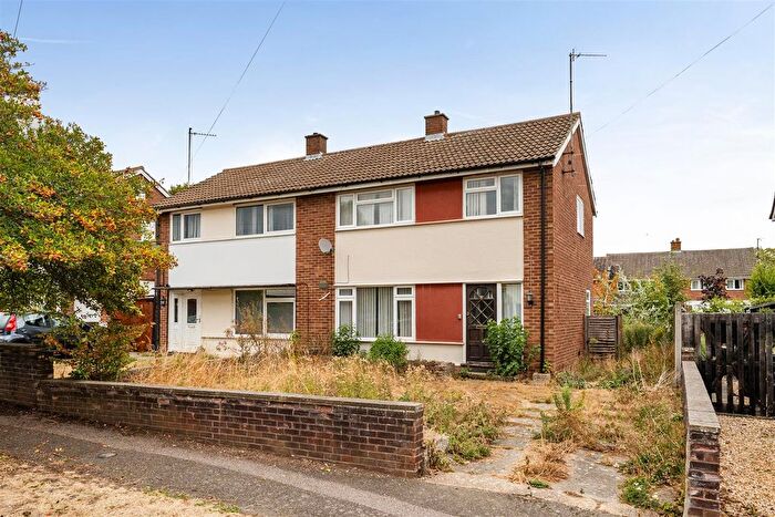 3 Bedroom Semi Detached House For Sale In Pipit Rise, Bedford, MK41