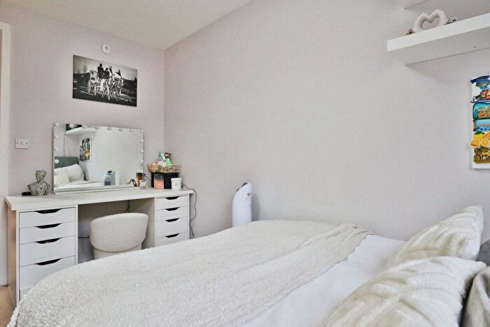 2 Bedroom Flat For Sale In City Walk, Leeds, West Yorkshire, LS11