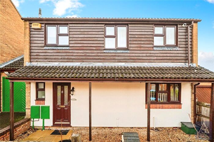 3 Bedroom Link Detached House For Sale In Lenborough Close, Buckingham, Buckinghamshire, MK18