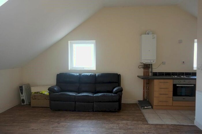 2 Bedroom Flat To Rent In Long Lane, Halesowen, B62