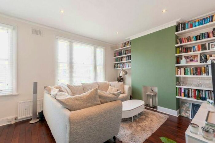 2 Bedroom Flat To Rent In Bloemfontein Road, Shepherd's Bush, London, W12