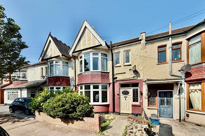 2 Bedroom Flat To Rent In Lord Roberts Avenue, SS9