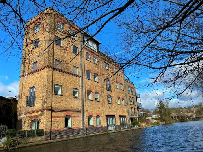 2 Bedroom Apartment To Rent In Lower Kings Road, Berkhamsted, HP4