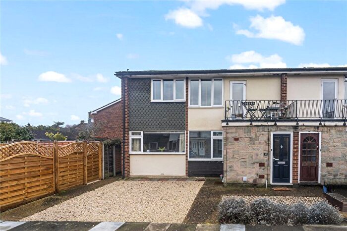 2 Bedroom Maisonette For Sale In Belvedere Close, Teddington, TW11