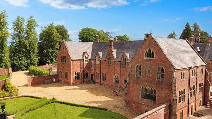 6 Bedroom Link Detached House For Sale In St. Clare's Court, Darlington, DL3