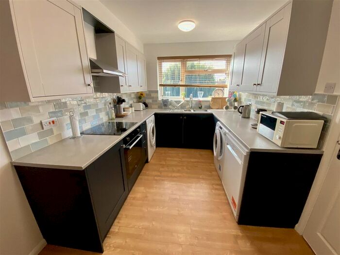 3 Bedroom Maisonette To Rent In Windsor Parade, Windsor Road, Barton-Le-Clay, Bedford, MK45