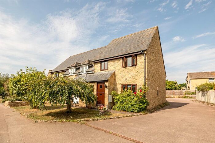 3 Bedroom Semi-Detached House For Sale In South Green, Kirtlington, OX5