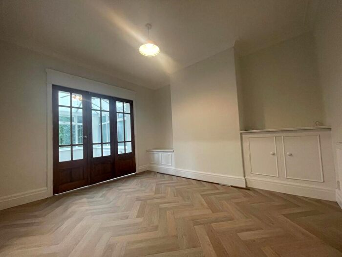 3 Bedroom Mews To Rent In Smallshaw Lane, Ashton-under-lyne, OL6