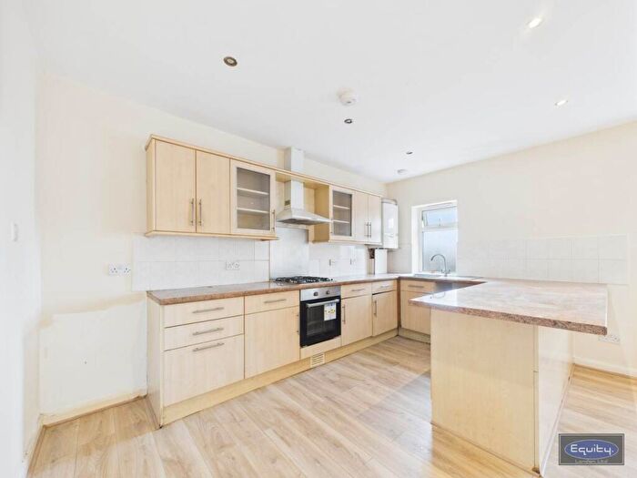 3 Bedroom Flat To Rent In Sherwood Park Avenue, Sidcup, Kent, DA15
