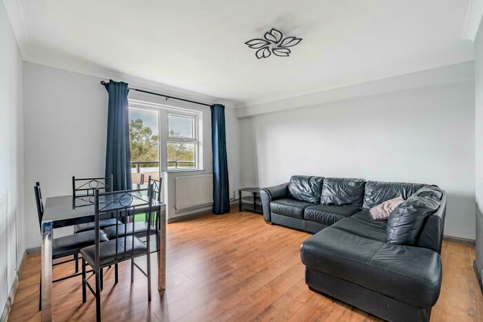 2 Bedroom Apartment To Rent In Mortlake, London, SW14