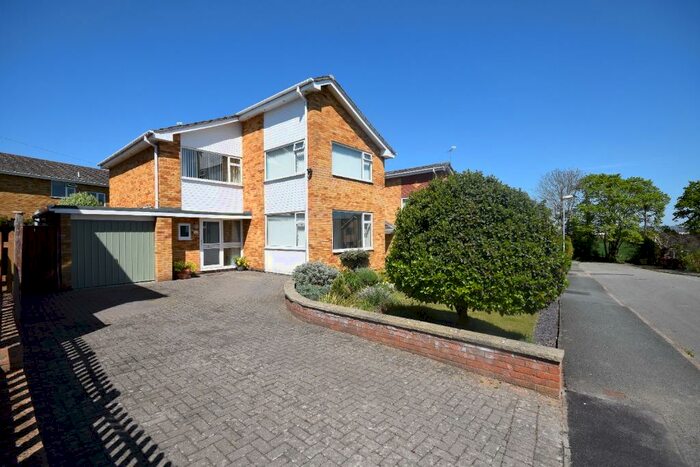 4 Bedroom Detached House For Sale In Yorke Avenue, Marchwiel, LL13