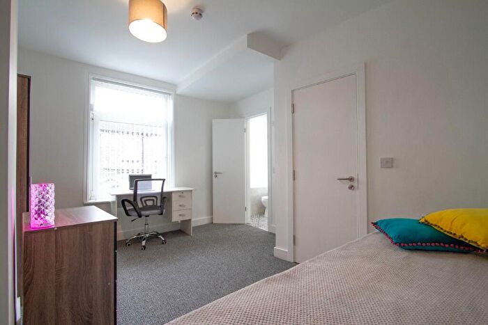 5 Bedroom House Of Multiple Occupation To Rent In Yews Mount, Huddersfield, West Yorkshire, HD1