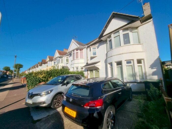 2 Bedroom Flat To Rent In Southsea Avenue, Leigh-On-Sea, SS9