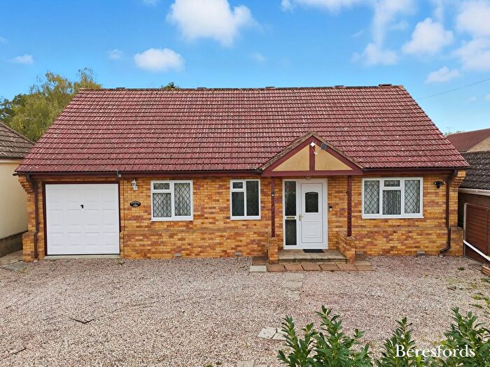 2 Bedroom Bungalow For Sale In Scrub Rise, Billericay, CM12