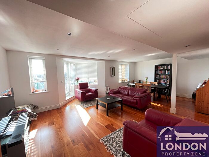 3 Bedroom Flat For Sale In Strand Drive, Kew, TW9