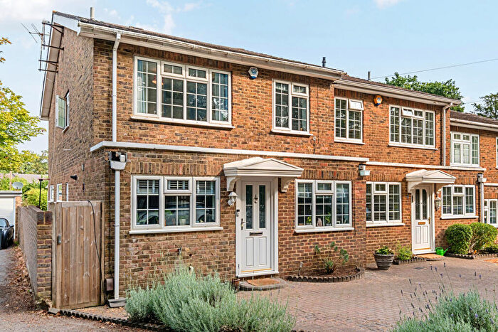 4 Bedroom End Of Terrace House For Sale In Daneswood Close, Weybridge, KT13