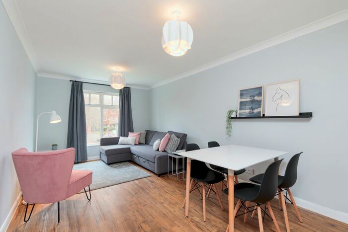 3 Bedroom Flat To Rent In Leithcote Path, London, SW16
