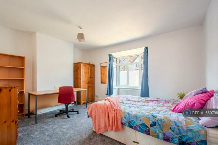 5 Bedroom Semi-Detached House To Rent In Parkhurst Road, Guildford, GU2