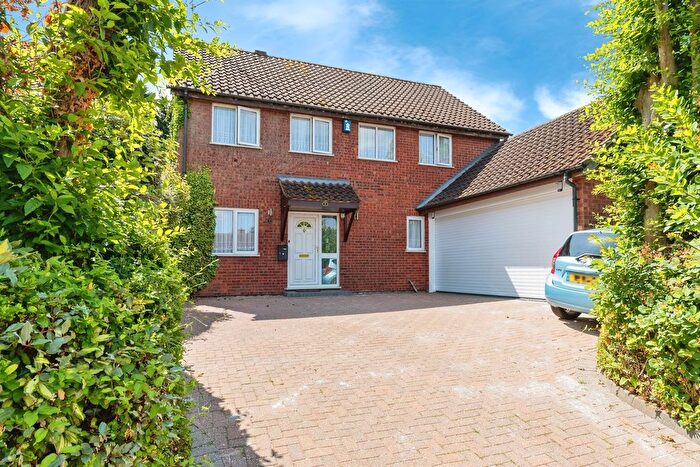 4 Bedroom Detached House For Sale In Beechwood Close, Hertford, SG13