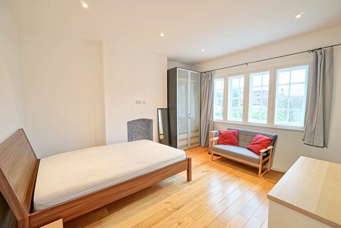 Studio To Rent In Ravenscroft Avenue, NW11