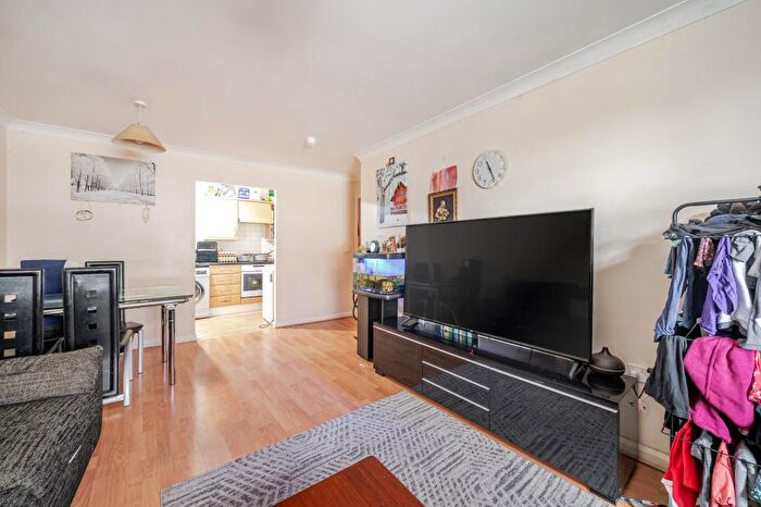 2 Bedroom Flat For Sale In Basingstoke, Hampshire, RG21