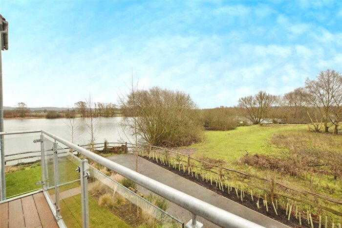 4 Bedroom Link Detached House For Sale In Willesborough Road, Kennington, Ashford, Kent, TN24