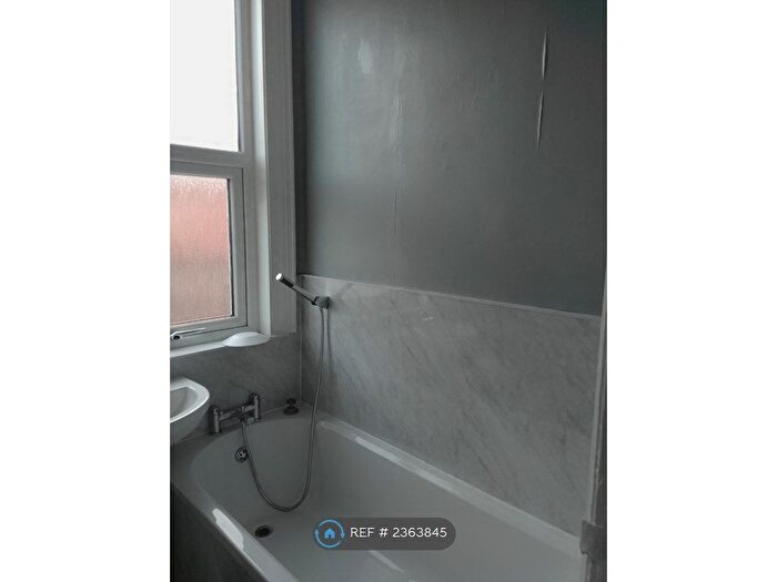 4 Bedroom Terraced House To Rent In Colwyn Road, Leeds, LS11