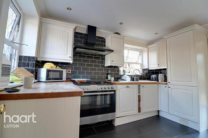 6 Bedroom Detached House For Sale In Wardown Crescent, Luton, LU2