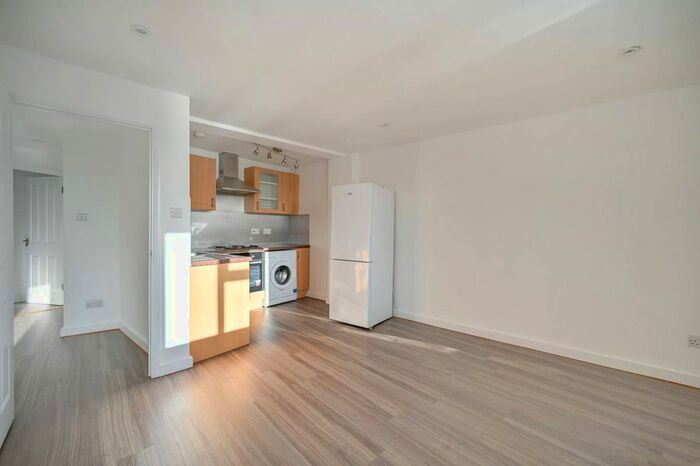 2 Bedroom Flat To Rent In The Triangle, Kingston, Kingston Upon Thames, KT1