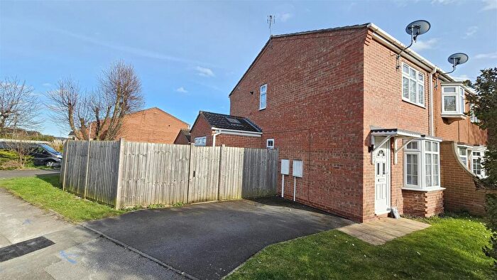 2 Bedroom Town House For Sale In Rockingham Grove, Bingham, NG13