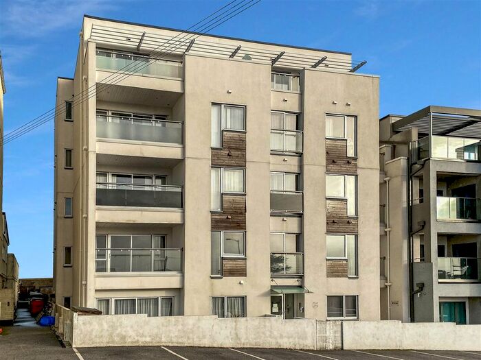 2 Bedroom Flat To Rent In Pentire Avenue, Pentire, Newquay, TR7