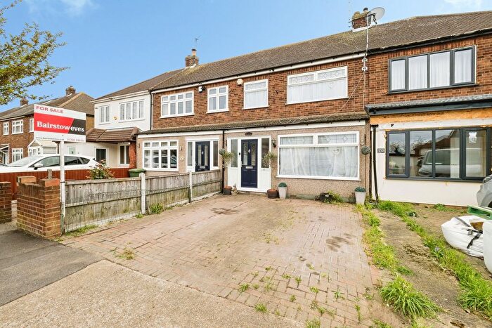 3 Bedroom Terraced House For Sale In Harlow Road, Rainham, Essex, RM13