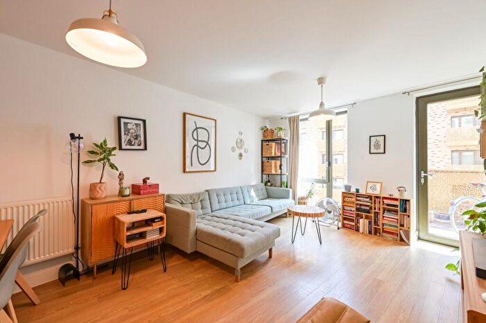2 Bedroom Flat To Rent In Nelson Walk, Bow, London, E3