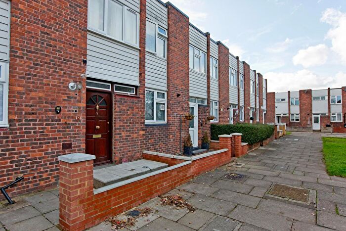 2 Bedroom End Of Terrace House To Rent In Inglewood Close, Hainault, IG6